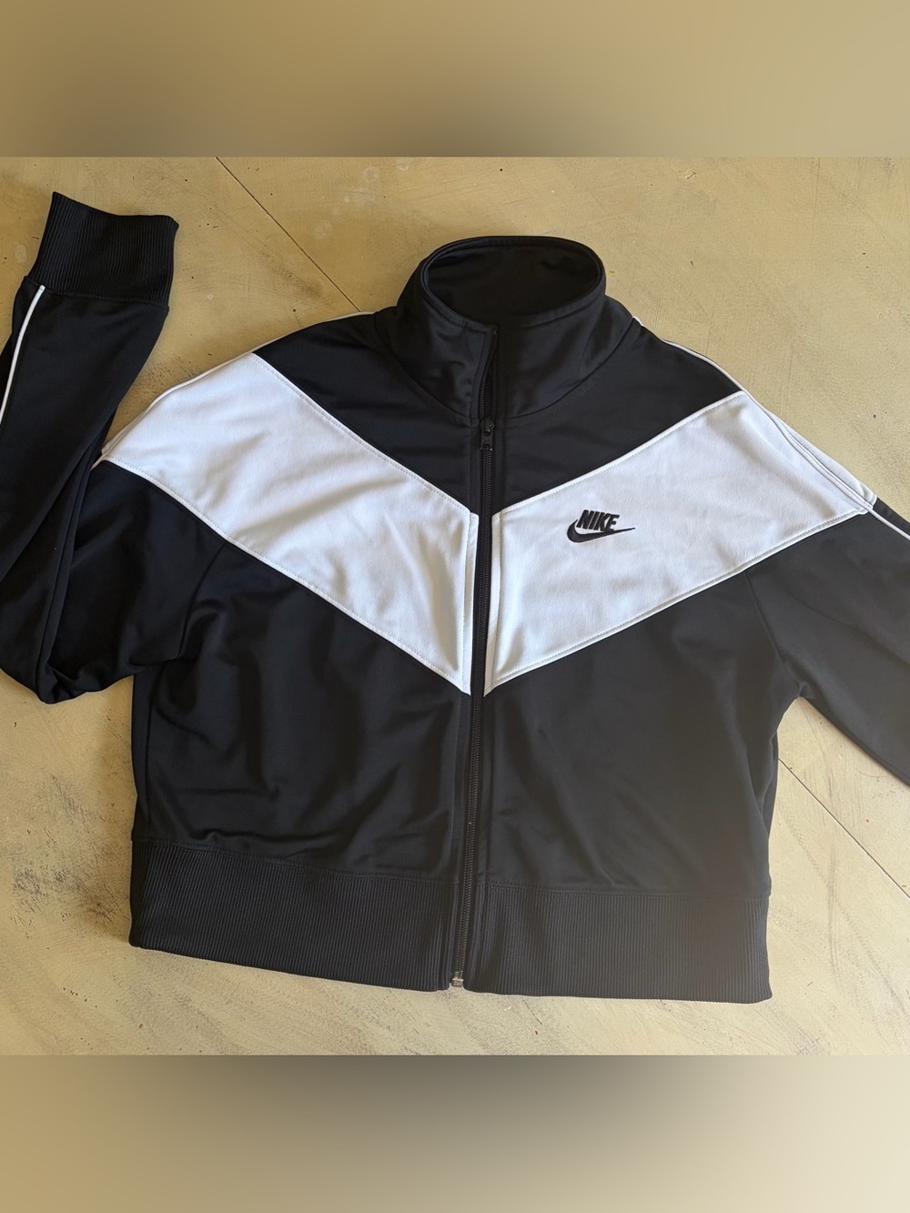 Nike Jacket Women's M Black Sportswear Heritage Track Crop Active CD4147-010